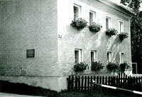 Haus mit Gedenktafel